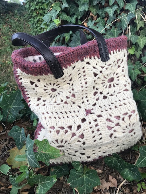 Medium size mauve wool bag