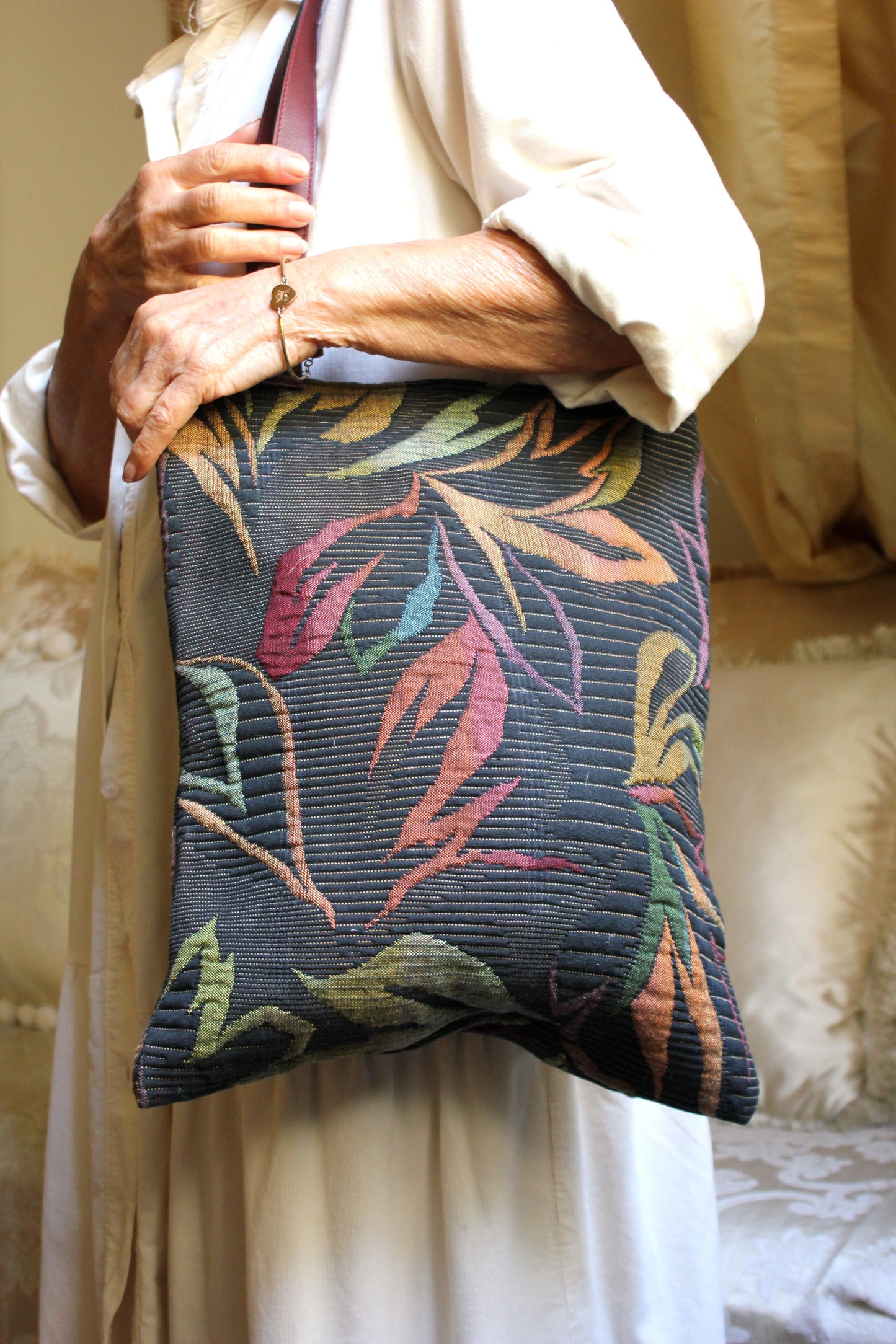 RUST-COLORED PATTERNED SHOULDER BAG