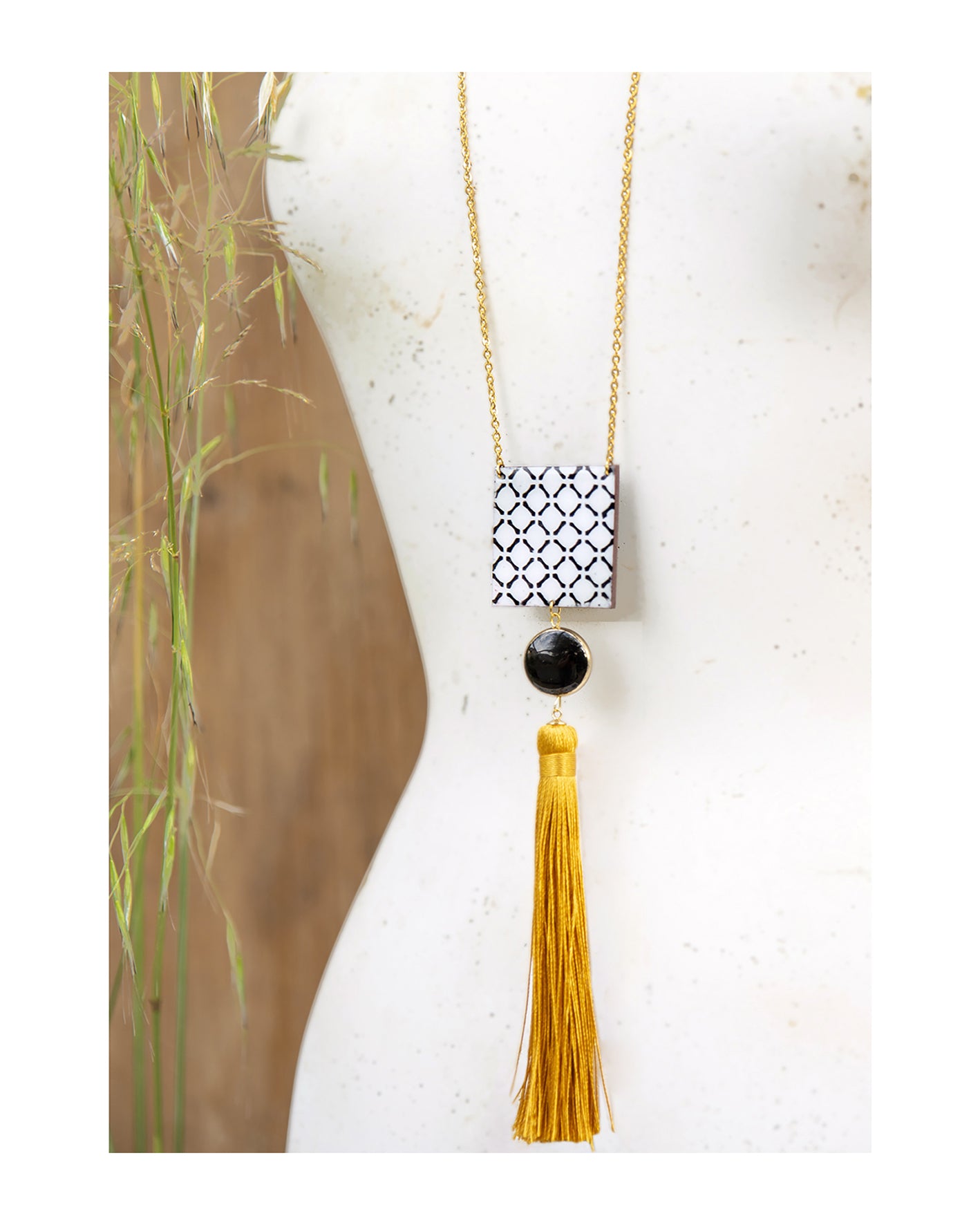 Necklace with black agate stone
