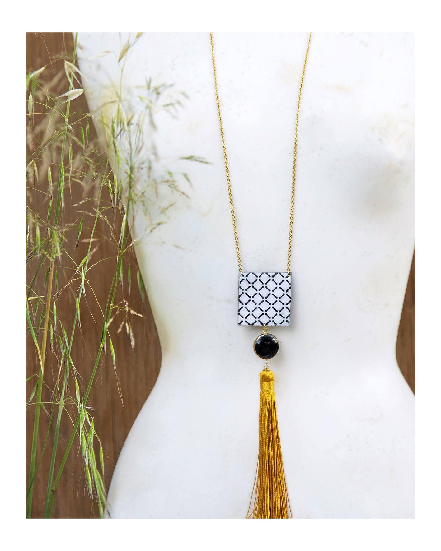 Necklace with black agate stone