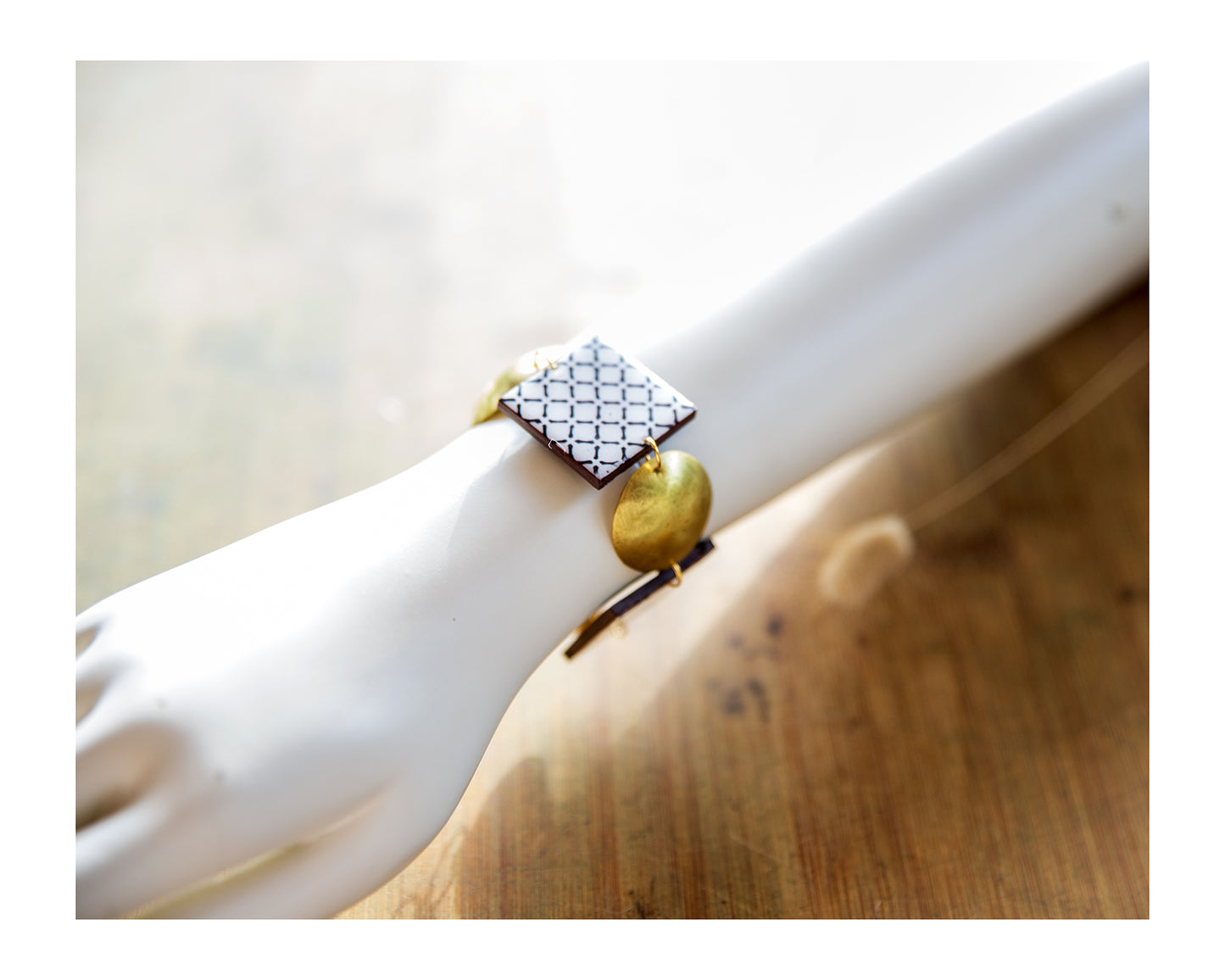 Bracelet, brass discs round, magnet closure.