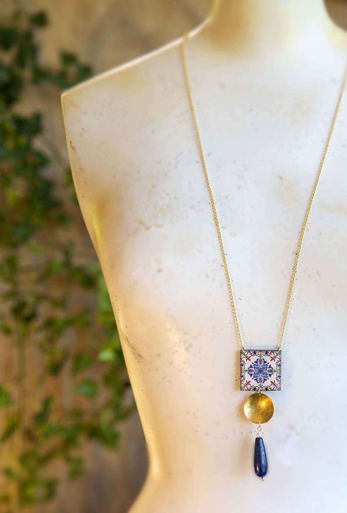 Necklace with lapis lazuli stone, brass circle, brass chain and earrings with lapis lazuli stone