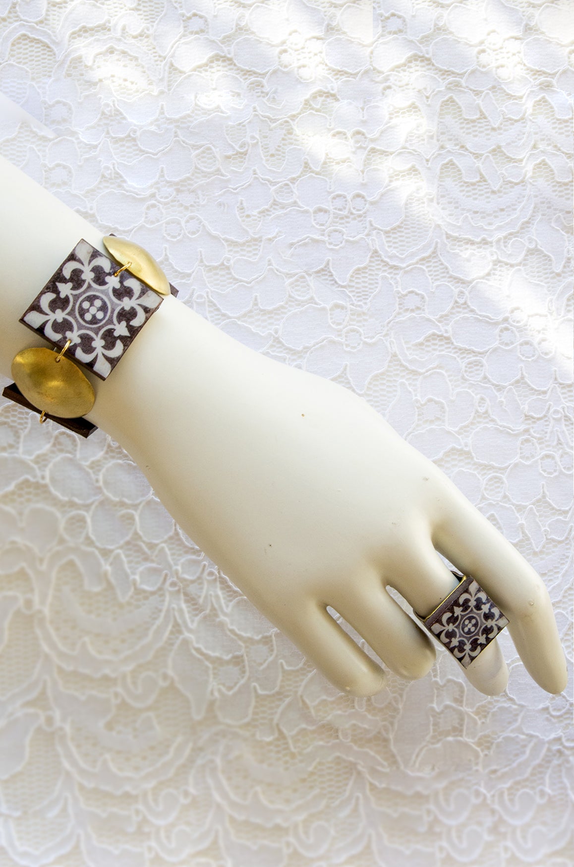 Bracelet, brass rings, magnet closure.