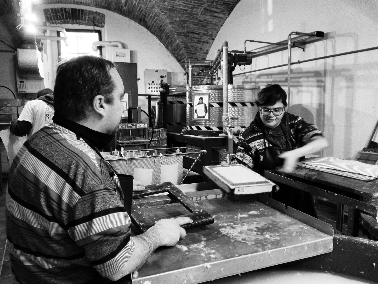 Elegant package with 20 small envelopes with natural white paper card