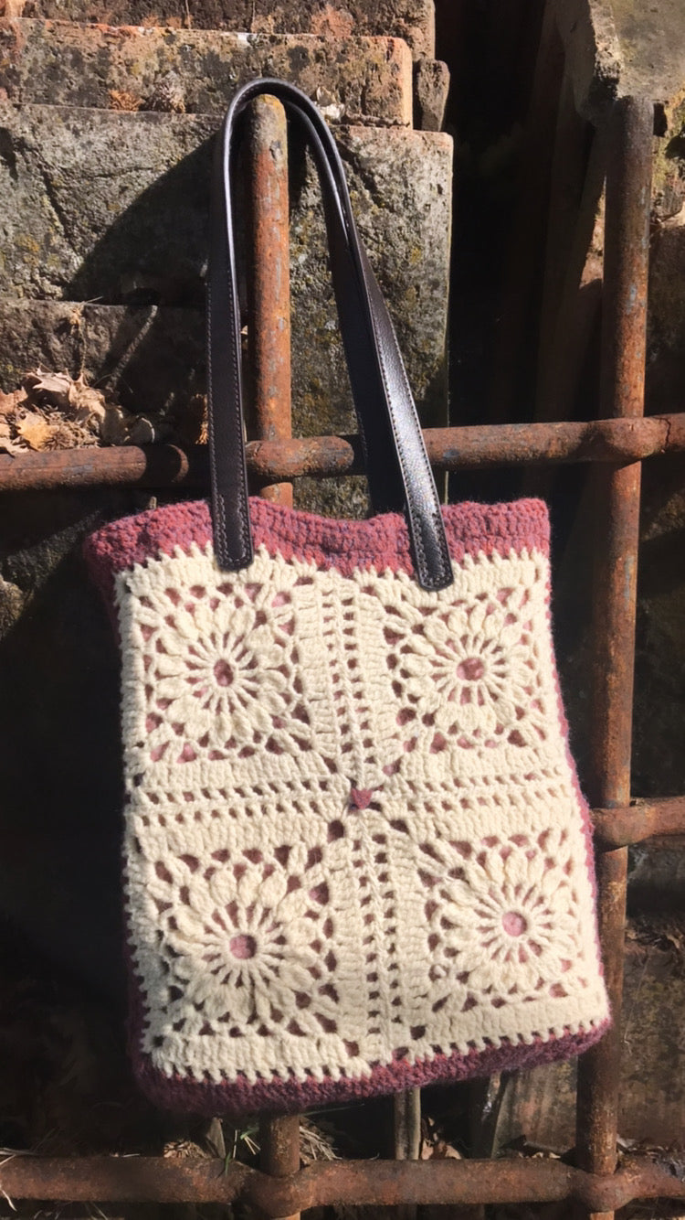 Medium size mauve wool bag