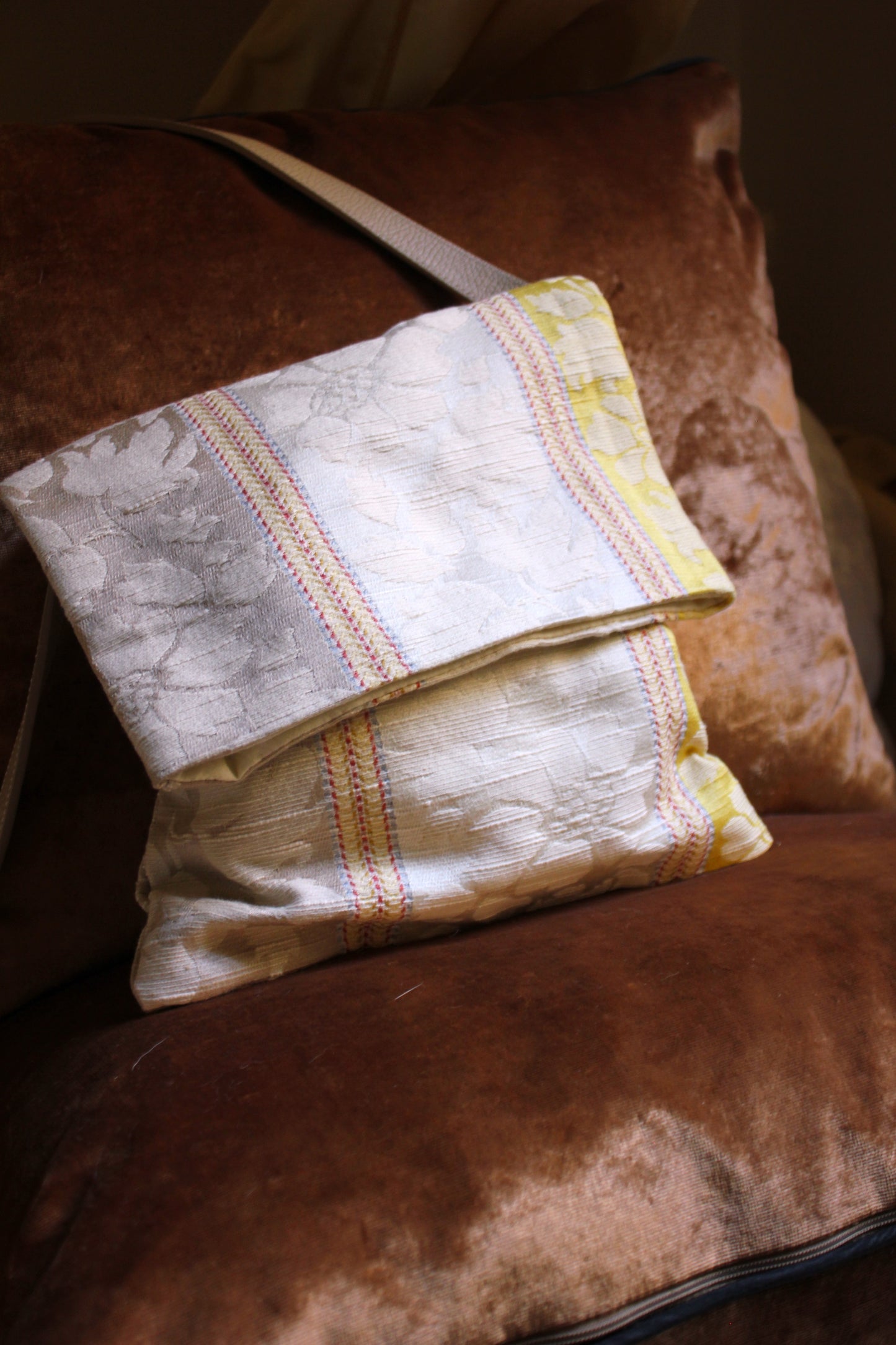 SMALL-STRIPED MESSENGER BAG