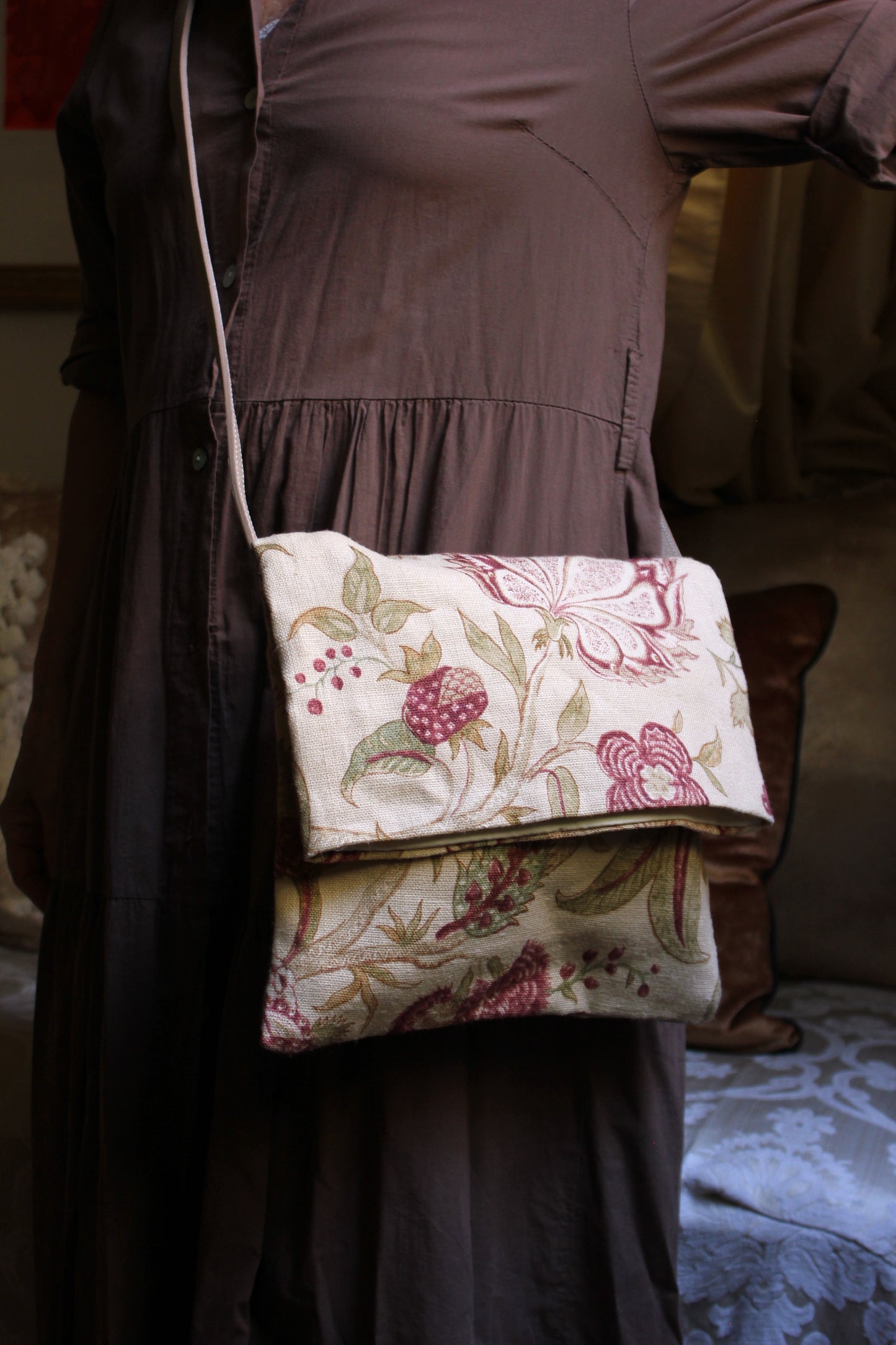 RUST-COLORED PATTERNED SHOULDER BAG