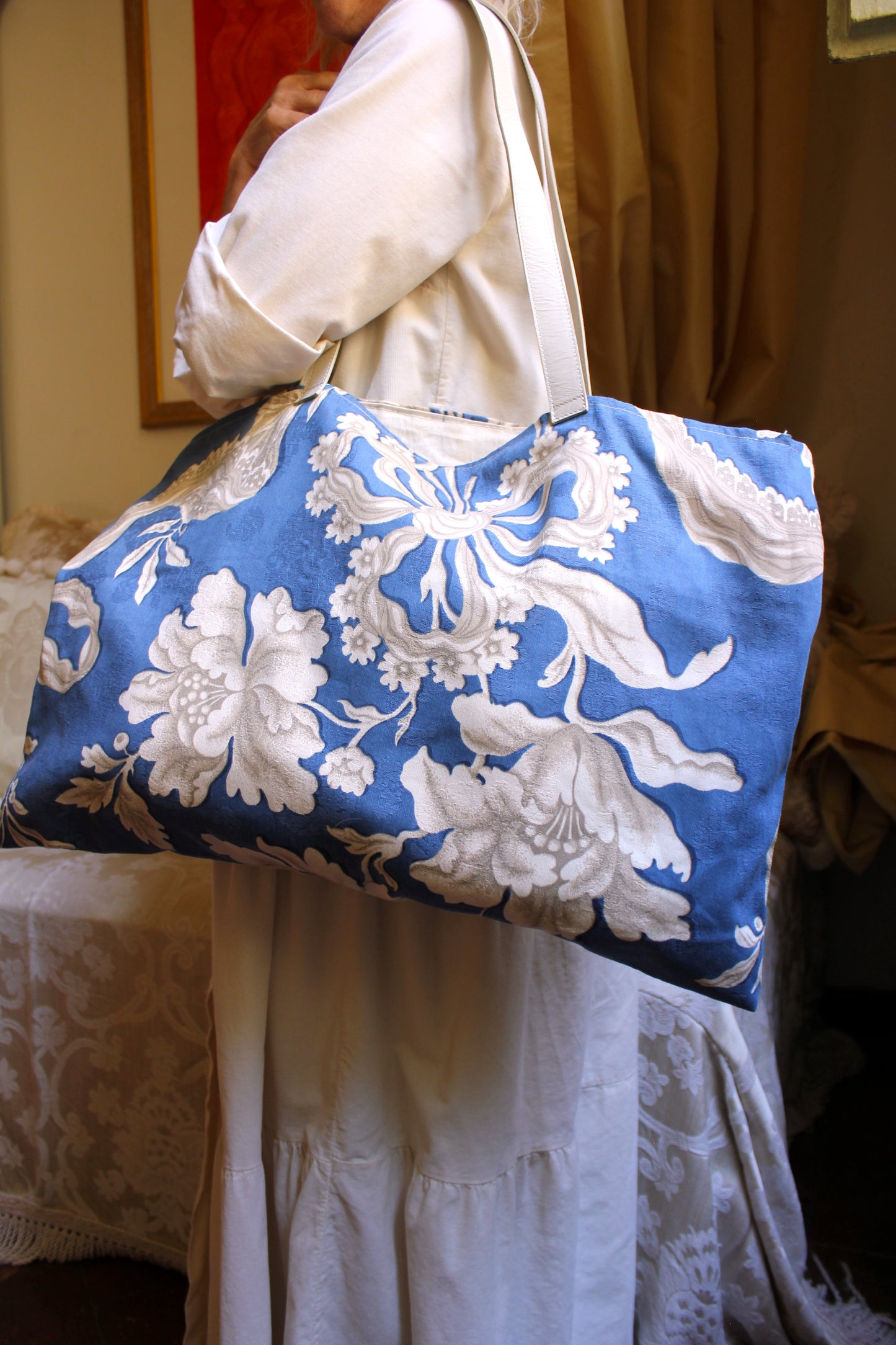 Shopper bag with light blue background and white flowers