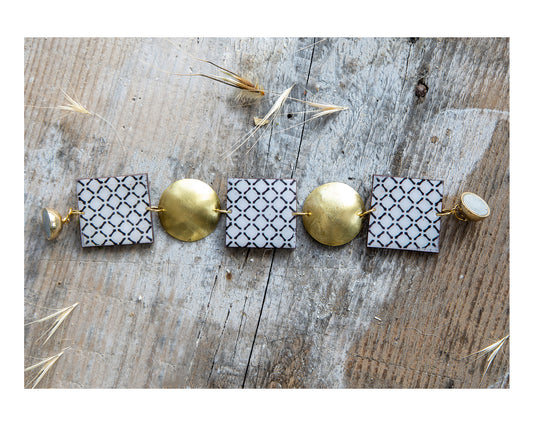 Bracelet, brass discs round, magnet closure.