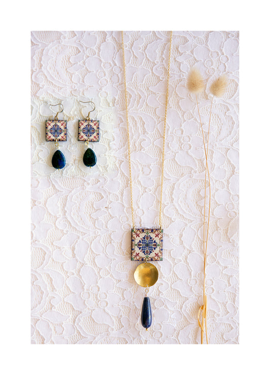 Necklace with lapis lazuli stone, brass circle, brass chain and earrings with lapis lazuli stone