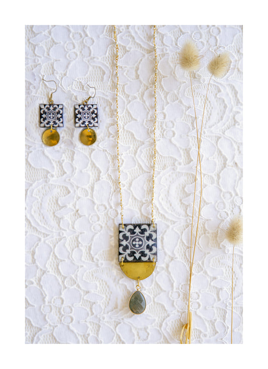 Necklace with labradorite stone and brass with brass earrings