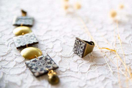 Bracelet, brass rings, magnet closure.