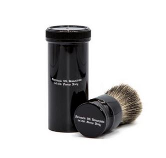 Man's Accessories: Travel kit with trim, razor, tweezers and Travel budger brush